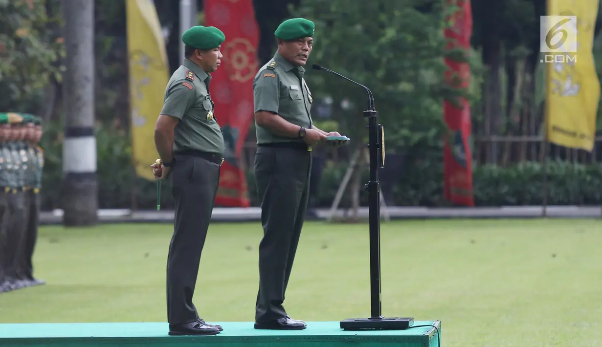 Mayjen TNI Joni Supriyanto (kanan) memberi amanat perpisahan sebagai pejabat Pangdam Jaya/Jayakarta di Makodam Jaya, Jakarta, Kamis (31/1). Selanjutnya, Mayjen TNI Joni Supriyanto akan menempati posisi sebagai Kasum TNI. (Liputan6.com/Helmi Fithriansyah)