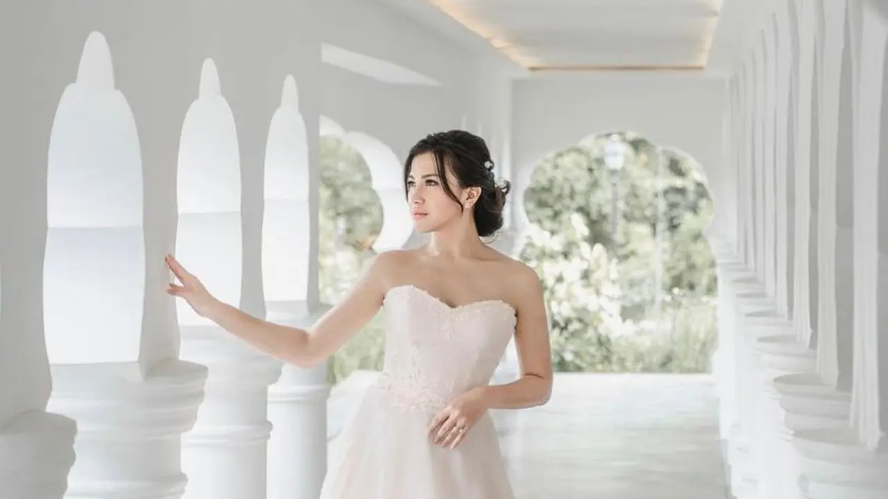Dita Fakhrana Tampil Cantik Kenakan Dua Gaun Pengantin Berbeda saat Menikah di Singapura