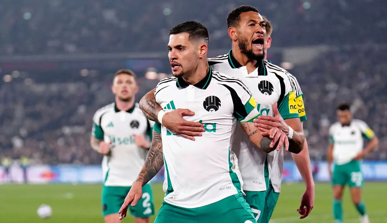 Pemain Newcastle, Bruno Guimaraes melakukan selebrasi setelah mencetak gol ke gawang West Ham dalam laga lanjutan Liga Inggris 2024/2025 di London Stadium, London, Inggris, Selasa (11/03/2025) dini hari WIB. (AP Photo/PA/Zac Goodwin)