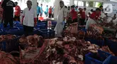 Petugas Suku Dinas Ketahanan Pangan Kelautan dan Pertanian Jakarta Pusat melakukan pemeriksaan kesehatan hewan kurban dari Rumah Potong Hewan (RPH) Masjid Istiqlal, Jakarta, Sabtu (1/7/2023). Pemeriksaan ini dilakukan untuk mengetahui kondisi kesehatan hewan kurban, apalagi di tengah wabah penyakit kuku dan mulut (PMK). (merdeka.com/Imam Buhori)