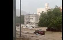 Banjir Parah Terjang Makkah, Masjidil Haram Terendam dan Mobil-Mobil Terseret Arus