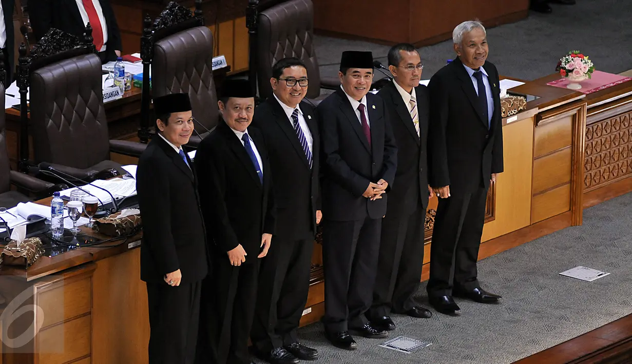 Ketua DPR Ade Komarudin dan ketiga Wakil DPR berfoto bersama calon Komisioner KY yaitu Aidul Fitriciada Azhari dan Jaja Ahmad Jayus saat Sidang Paripurna ke-17 Masa Persidangan III tahun 2014-2019, Jakarrta, Selasa (26/1/2016). (Liputan6.com/Johan Tallo)