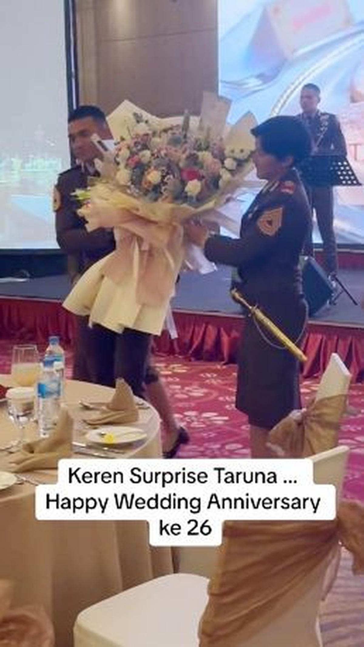 Salfok ke Pasangan Bawa Bunga