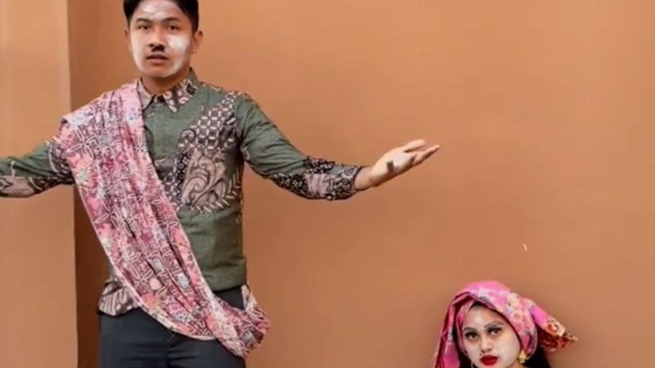 Kompak Dengan Mengenakan Pakaian Senada