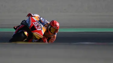 Pembalap Repsol Honda Marc Marquez memacu kecepatan sepeda motornya pada sesi latihan bebas balapan MotoGP Aragon 2022 di sirkuit Motorland di Alcaniz, Spanyol, Jumat (16/9/2022). MotoGP Aragon 2022 menandai comeback Marquez yang sempat absen empat bulan sejak kali terakhir mengaspal di MotoGP Italia di Sirkuit Mugello pada akhir Mei 2022. (PIERRE-PHILIPPE MARCOU / AFP)