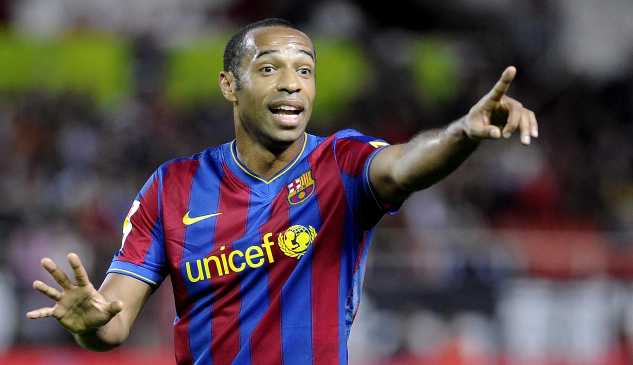 Thierry Henry. Striker Prancis ini didatangkan Barcelona dari Arsenal pada awal musim 2007/2008 dan bertahan selama 3 musim hingga akhir 2009/2010. Dua trofi LaLiga dan masing-masing 1 Copa del Rey, Super Spanyol, Liga Champions, Super Eropa dan Piala Dunia Klub sukses diraih. (AFP/Cristina Quicler)
