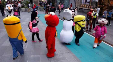 Sejumlah karakter kartun berada di jalanan untuk menghibur pengunjung di Times Square, New York, Selasa (21/6). Kehadiran karakter-karakter kartun tersebut mengundang warga untuk foto bersama. (REUTERS/Lucas Jackson)