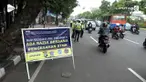Petugas Satlantas Polres Jakpus bekerjasama dengan petugas pajak merazia kendaraan yang belum membayar pajak. Tercatat 350 kendaraan terjaring di hari keempat razia.
