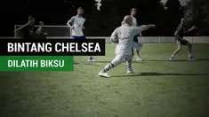 Hal baru dirasakan para bintang Chelsea saat tur pramusim di Singapura, mereka dilatih oleh seorang biksu.