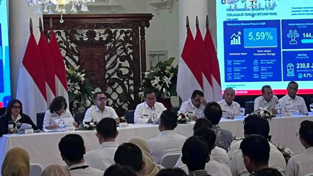 Kepala Bappeda DKI Jakarta Atika Nur Rahmania (paling kiri) saat hadir bersama Gubernur dan penjabat lainnya  saat melrealisasi APBD Triwulan II 2026.