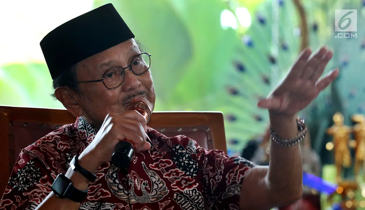 Presiden RI ke-3, B J Habibie memberikan paparan saat konferensi pers gelaran Bekraf Habibie Festival 2017 di Jakarta, Rabu (2/8). Seluruh pengunjung bisa mengikuti semua acara di Habibie Festival 2017 itu tanpa dipungut biaya. (Liputan6.com/Johan Tallo)