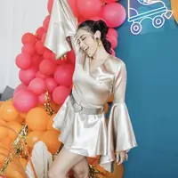 Sesuai dengan tema ulang tahun yaitu Retro, Jessica pun tampil dengan busana 80an. Ia mengenakan mini dress vneck lengan terpompet warna cokelat dari White by Gail. @inijedar