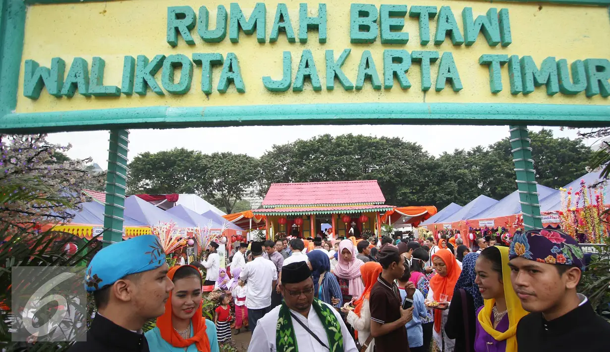Pengunjung memadati Festival Lebaran Betawi IX di Lapangan Banteng, Jakarta, Minggu (14/8). Agenda tahunan tersebut diselenggarakan sebagai sarana dan wadah menjalin silaturahmi sekaligus destinasi wisata budaya Betawi. (Liputan6.com/Immanuel Antonius)