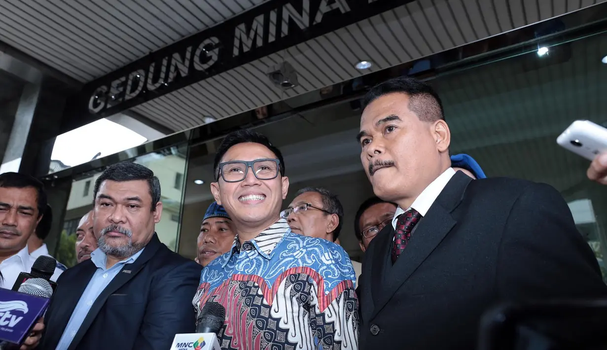 Usai salat Jumat, sekitar pukul 13.45 WIB, Eko Patrio datang dengan mengenakan kemeja batik lengan panjang. Bersama kuasa hukumnya, F. Firman Nurwahyu SH, kedatangannya guna mengklarifikasi isu yang beredar selama ini. (Deki Prayoga/Bintang.com)