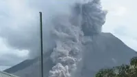 Awan panas erupsi Gunung Sinabung meluncur ke arah kaki gunung sejauh 2 km.