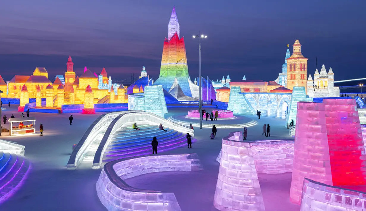 Berbagai bentuk dan ukuran bangunan dari pahatan es menghiasi Festival Dunia Es dan Salju Harbinm  Harbin, Provinsi Heilongjiang, China, Selasa (5/1/2021). Festival ini melingkupi banyak instalasi dan aktivitas yang berhubungan dengan salju. (Chinatopix via AP)