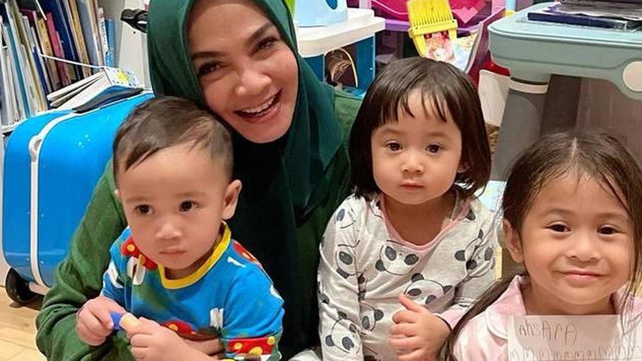 Potret Rieta Amilia Yang Cuek Digugat 300 Miliar Oleh Mantan Suami, Asyik Momong Cucu