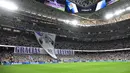 Madridista - sebutan penggemar Real Madrid, membentangkan gambar Kroos dengan angka 22 yang merupakan jumlah gelarnya bersama Los Blancos. (JAVIER SORIANO / AFP)