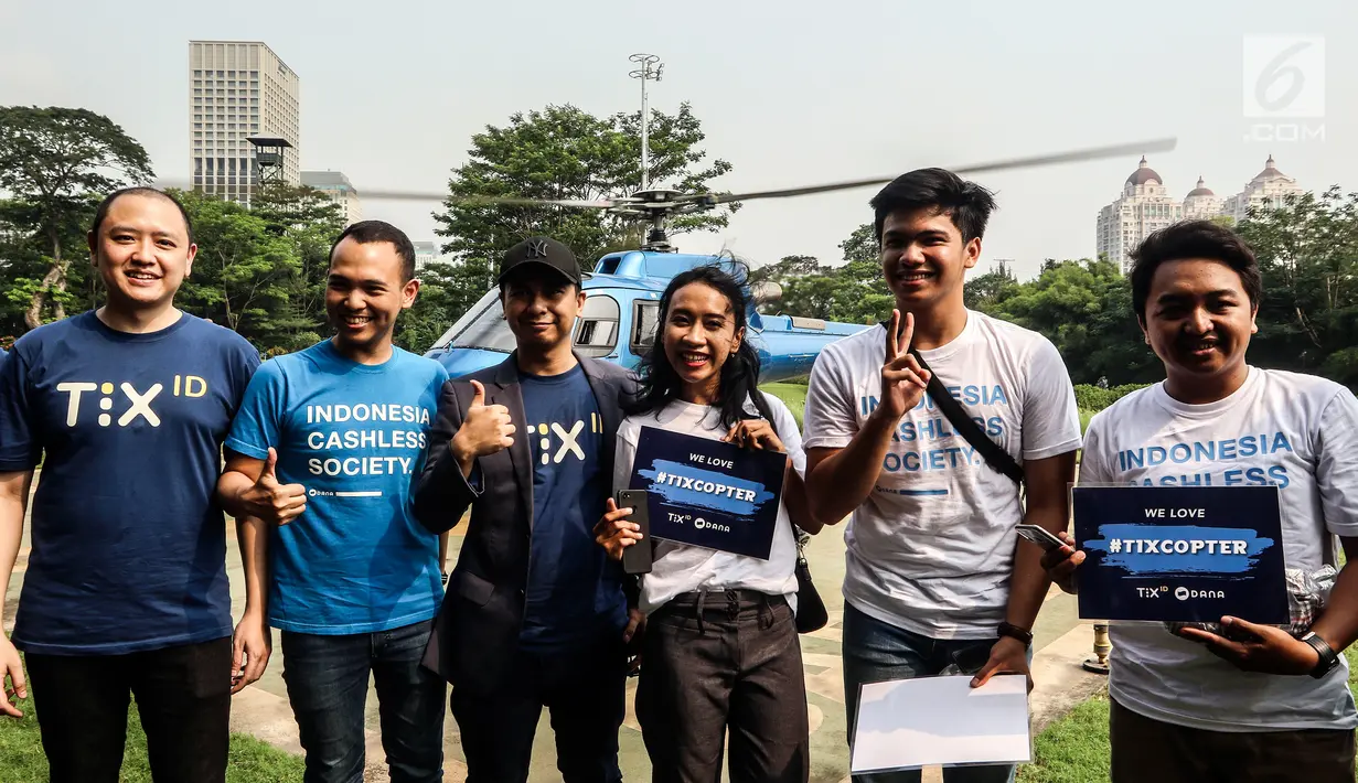 Komika Raditya Dika (tiga kiri) usai menemani para pemenang kompetisi foto #TIXCopter berkeliling naik helikopter di Jakarta, Rabu (25/7). Acara ini diselenggarakan oleh TIX ID bekerja sama dengan Dompet Digital Indonesia (DANA). (Liputan6.com/JohanTallo)