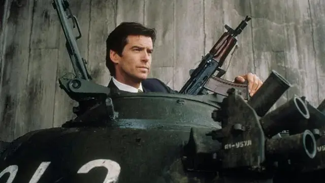 Aksi keren Pierce Brosnan dalam film Goldeneye (1995).