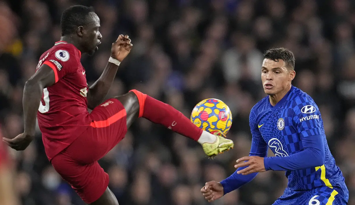 Penyerang Liverpool Sadio Mane berebut bola dengan bek Chelsea Thiago Silva pada pekan ke-21 Liga Inggris di Stamford Bridge, London, Minggu (2/1/2022) malam WIB. Duel Chelsea vs Liverpool berakhir imbang dengan skor akhir 2-2. (AP Photo/Matt Dunham)