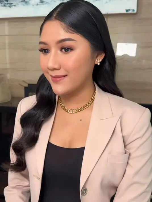 Ditambah dengan tatanan rambut bergelombang hasil tangan dingin hair stylist @maulanalatief. Menyempurnakan penampilan elegannya. [@fidelhertamakeup/@erinagudono]