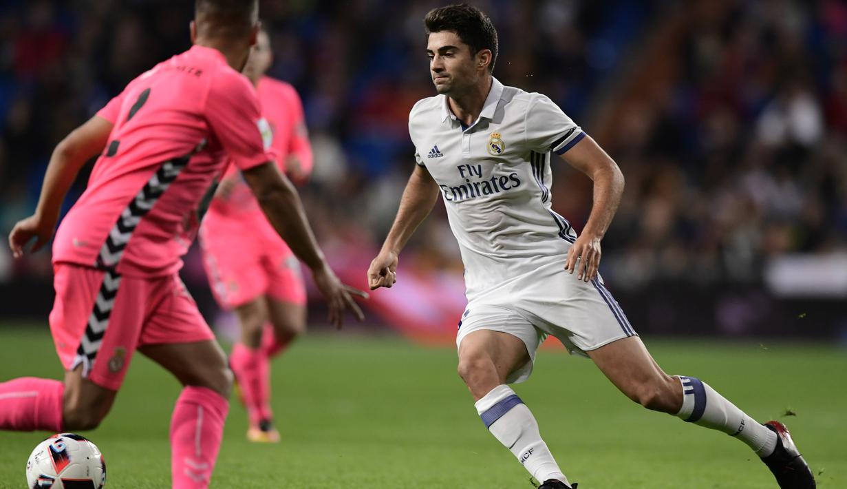 Pemain Real Madrid, Enzo Fernandez Zidane (kanan)  saat melewati adangan pemain Cultural Leonesa, Angel Bastos pada laga Copa del Rey di Santiago Bernabeu stadium, Madrid, (30/11/2016). (AFP/Javier Soriano)