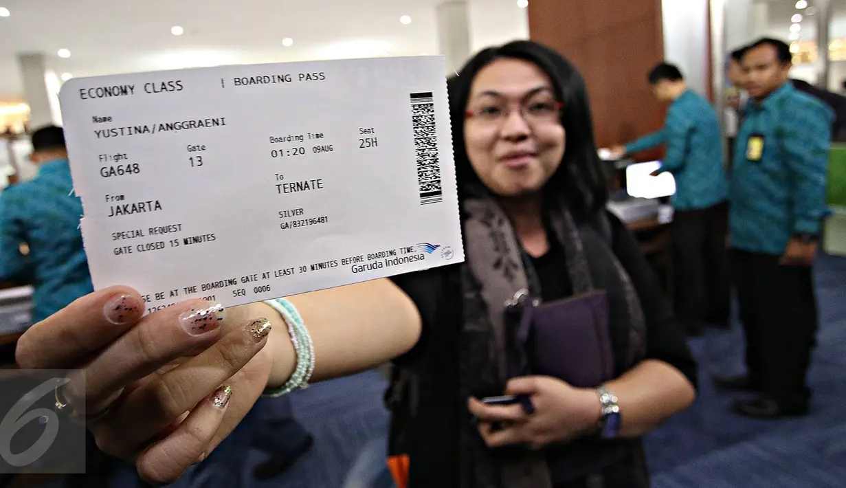 Penumpang pesawat Garuda Indonesia menunjukkan Boarding Pass tujuan Jakarta-Ternate pada pengoperasian perdana Terminal 3 Bandara Soekarno Hatta, Tangerang (9/8). (Liputan6.com/Immanuel Antonius).