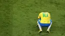 Striker Brasil, Neymar terlihat kecewa setelah kalah dari Belgia pada laga perempat final Piala Dunia 2018 di Stadion Kazan Arena, Jumat (6/7). Timnas Brasil terdepak dari Piala Dunia 2018 setelah takluk dari Belgia 1-2. (AP/Thanassis Stavrakis)