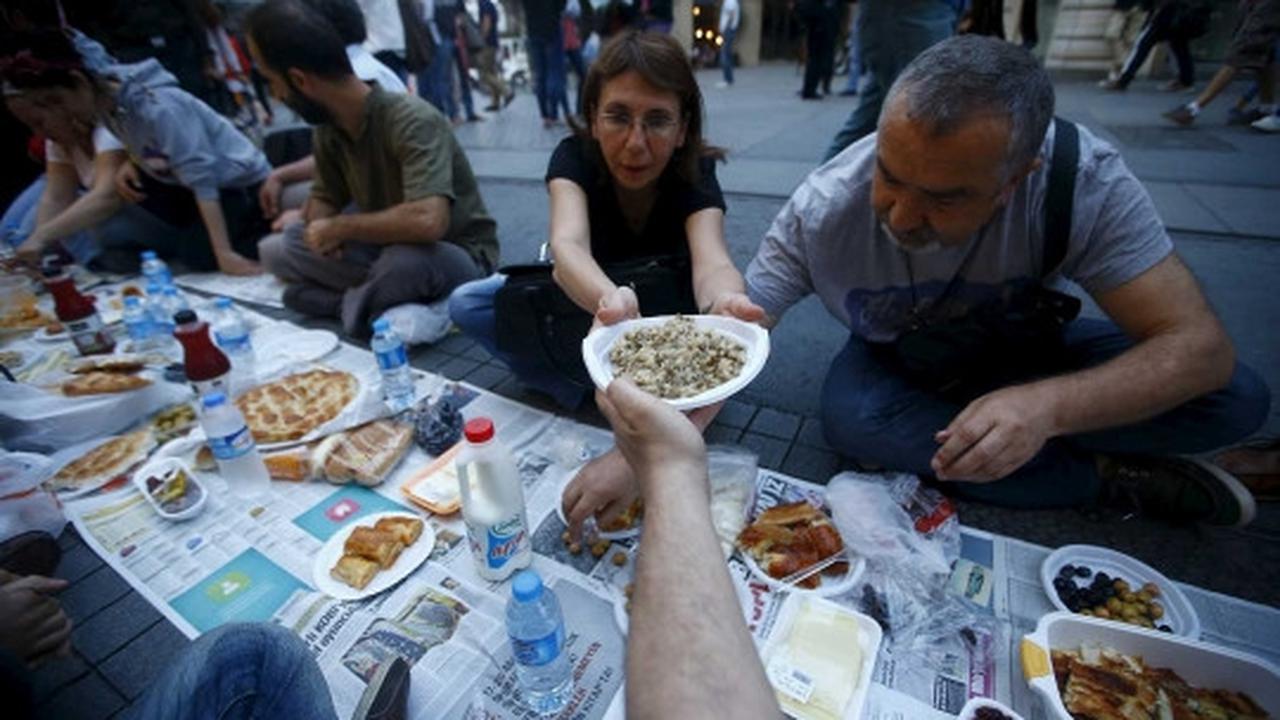 Nikmatnya momen buka puasa bersama di jalanan Istanbul