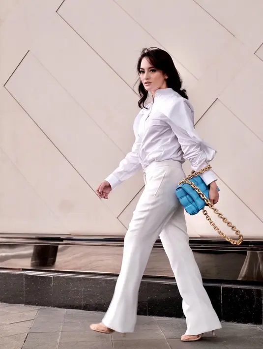 Kini, akhirnya Ririn buka suara mengenai hubungannya dengan Ibnu Jamil yang santer menjadi perhatian publik. Ia mengakui memang tengah dekat, namun keduanya sudah kenal sejak lama ternyata. (Instagram/ririnekawati)