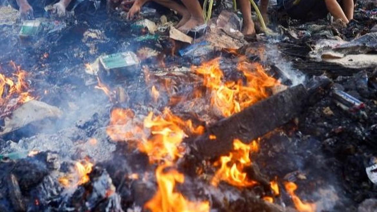 Di lokasi serangan itu banyak ditemukan jenazah anak-anak dan pengungsi lainnya yang hangus terbakar. Foto: REUTERS / Mohammed Salem <br>