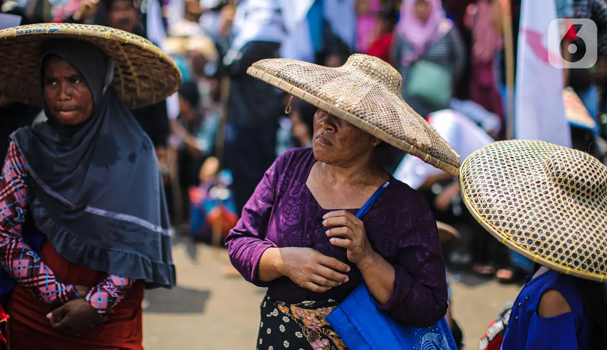 Sejumlah elemen masyarakat yang tergabung dalam buruh dan petani menggelar aksi di depan Gedung DPR, Jakarta, Selasa (27/9/2022). Dalam aksi mereka menuntut dan menyampaikan aspirasi kepada pemerintah untuk melakukan evaluasi menyeluruh dan meminta pertanggungjawaban Presiden RI atas penyimpangan terhadap Konstitusionalisme Agraria yang menjadi mandat UUD 1945 dan UUPA 1960. (Liputan6.com/Faizal Fanani)