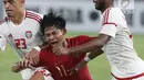 Bek timnas Indonesia -19, Firza Andika (tengah) dijepit dua pemain Uni Emirat Arab U-19 pada penyisihan Grup A Piala AFC U-19 2018 di Stadion GBK, Jakarta, Rabu (24/10). Indonesia unggul 1-0. (Liputan6.com/Helmi Fithriansyah)