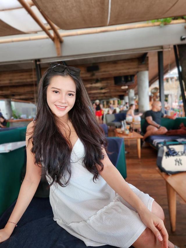 6 Gaya Santai Bella Bonita saat Babymoon dengan Denny Caknan di Bali