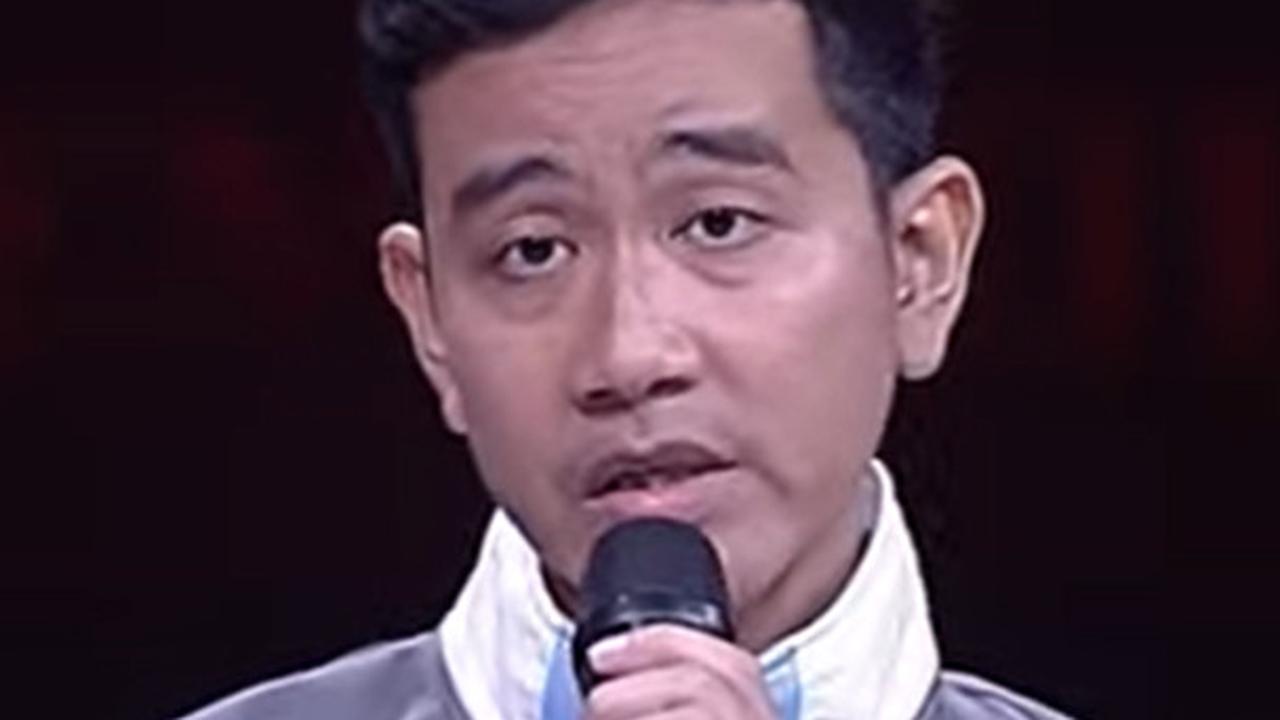 Gibran Rakamubuming baru saja selesai melaksanakan Debat Capres-Cawapres. Pada Debat Pilpres kali ini, Ia tampak 'dikawal' oleh beberapa orang yang sosoknya bukanlah sembarangan. <br>