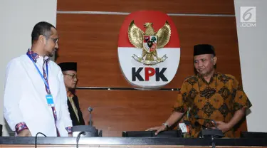 Ketua KPK, Agus Rahardjo (kanan) bersama Mantan Ketua KPK, Abraham Samad bersiap memberi keterangan usai pertemuan di Gedung KPK, Jakarta, Selasa (31/10). Pertemuan membahas perkembangan kasus Novel Baswedan. (Liputan6.com/Helmi Fithriansyah)