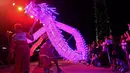 Atraksi tarian naga yang dibawakan oleh rombongan dari Tian Eng Naga dan Lion Dance Centre menghibur penonton di Gardens by the Bay, Singapura (4/2). (AFP/Roslan Rahman)