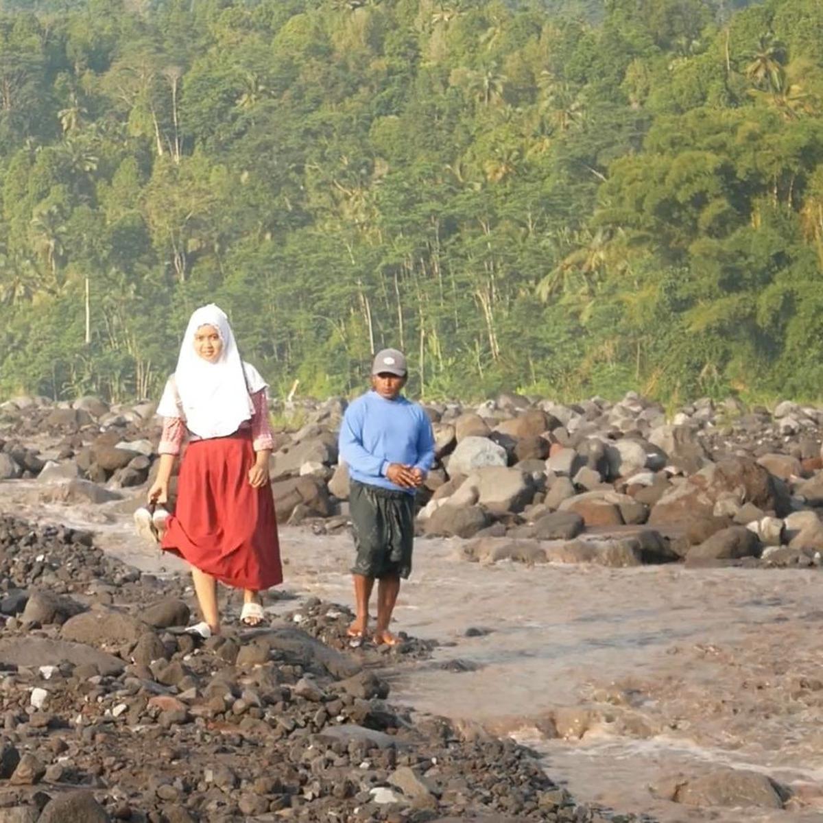Banjir Lahar Semeru Putuskan Jalan Desa