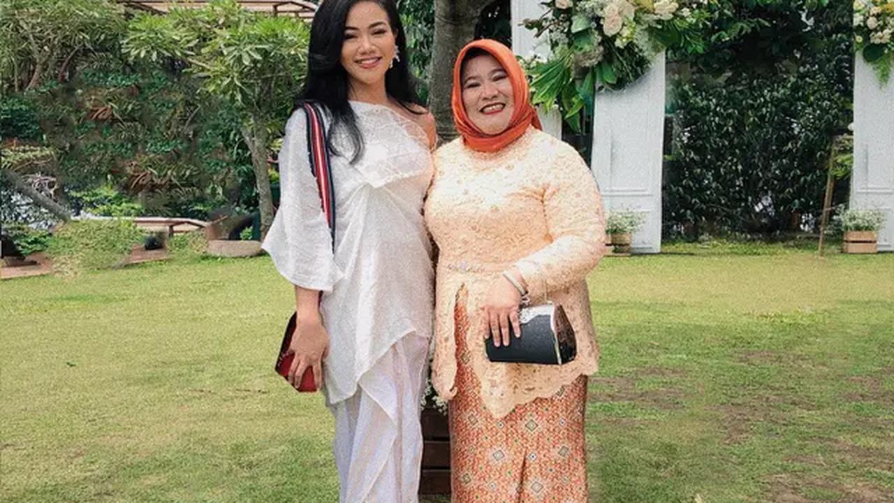 Yura Yunita dan Mamah (Sumber: Facebook/Yura Yunita)