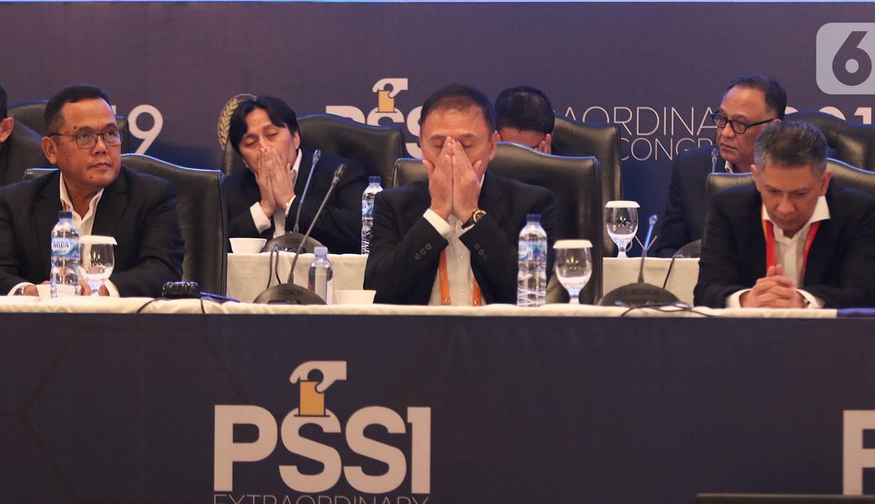 Ketua Umum PSSI terpilih Mochamad Iriawan atau Iwan Bule (tengah) didampingi dua Wakil Ketua Umum terpilih Cucu Somantri (kiri) dan Iwan Budianto berdoa saat penutupan Kongres Luar Biasa (KLB) PSSI di Jakarta, Sabtu (2/11/2019). (Liputan6.com/Herman Zakharia)