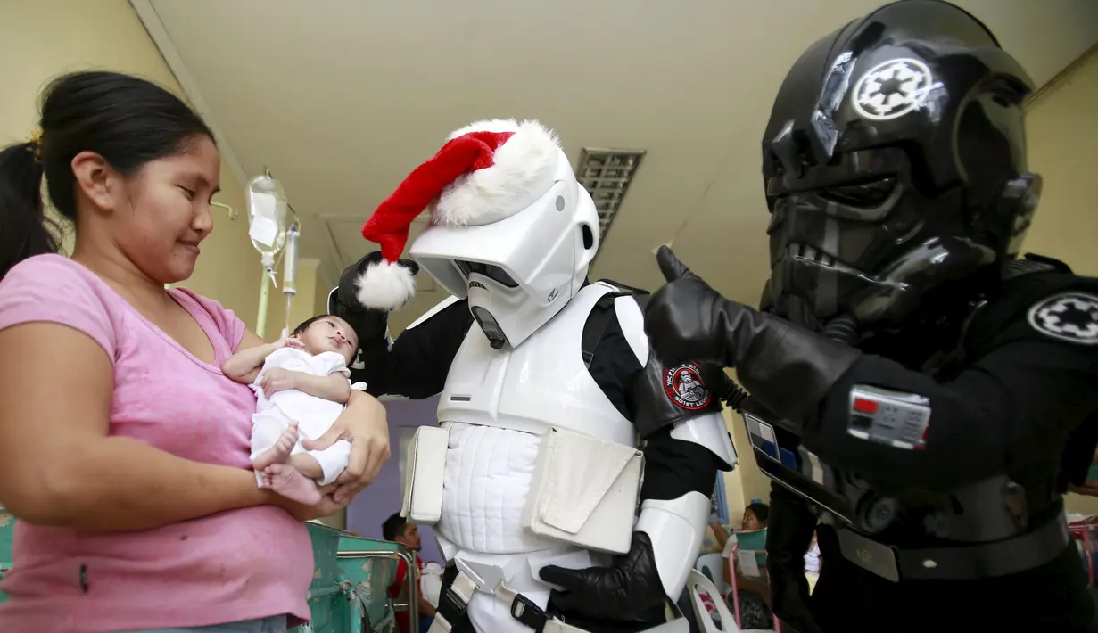 Sejumlah orang berpakaian karakter Star Wars saat menghibur bayi yang sedang dirawat disalah satu rumah sakit yang berada di Manila, Filipina, (6/12). Ini merupakan kegiatan amal yang dibuat oleh Organisasi 501 Legiun. (REUTERS/Romeo Ranoco)