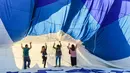 Wisatawan bersiap melakukan penerbangan dengan balon udara panas di atas Nevsehir di wilayah Cappadocia, Turki (5/9). Balon udara panas yang terbang di atas Cappadocia juga menjadi pemandangan menarik bagi para wisatawan. (AFP Photo/Yasin Akgul)