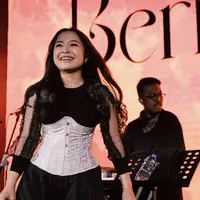 Bernadya tampil begitu chic dalam balutan jumpsuit hitam yang di orkestrasi dengan korset putih. Paduan sederhana ini hadirkan gaya yang begitu berkarakter. [Foto: Instagram/ Bernadya]
