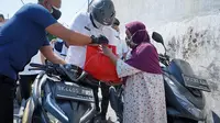 Wali Kota Medan, Bobby Nasution, berkeliling mengendarai motor matik dengan membawa sejumlah paket sembako