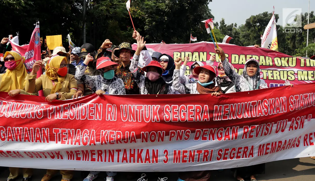 Pegawai Non PNS yang tergabung dalam KNASN (Komite Nusantara Aparatur Sipil Negara) dan Forum Honorer Kategori 2 Indonesia (FHK2I) mebentangkan spanduk saat melakukan aksi unjuk rasa di Kantor Kemenpan RB, Jakarta, Rabu (2/5). (Liputan6.com/Johan Tallo)