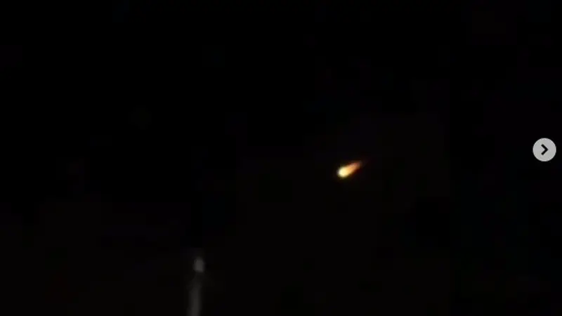 Viral Video Diduga Meteor Jatuh Melintasi Pulau Jawa, Bikin Warganet Heboh