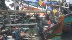 Aktivitas nelayan di dermaga Kampung Nelayan Cilincing, Jakarta, Kamis (2/9/2021).  Jumlah nelayan di Indonesia terus menurun, pada April 2020 jumlahnya mencapai 2,15 juta orang. (merdeka.com/Imam Buhori)