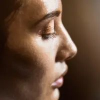 Produksi minyak berlebih di siang hari merupakan hal yang normal. Namun, cara mengatasinya perlu dilakukan dengan tepat agar kulit tetap nyaman dan makeup tidak mudah luntur. (Foto/Dok: Pexels)