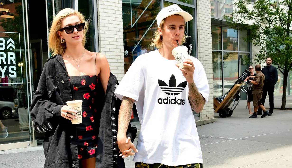 Lalu saat ini, dilansir dari Cosmopolitan, Hailey dan Justin pun memutuskan untuk mengundur waktu pernikahan. (Harper's Bazaar)